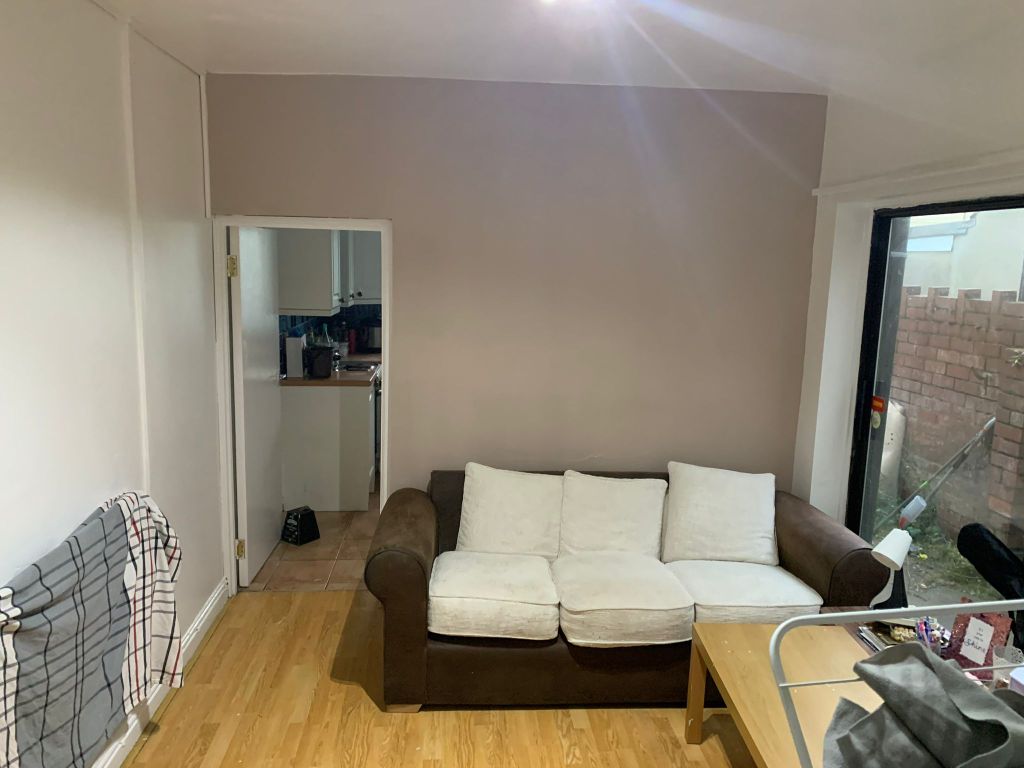 Room to rent in Lisvane Street, Cardiff CF24, £425 pcm