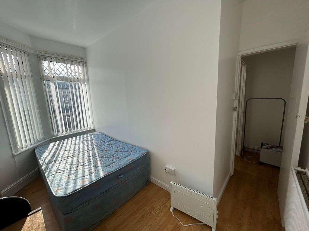 Room to rent in Lisvane Street, Cardiff CF24, £425 pcm