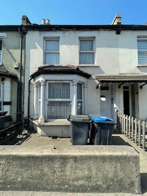 3 bed terraced house for sale in Mitcham Road, Croydon CR0, £360,000