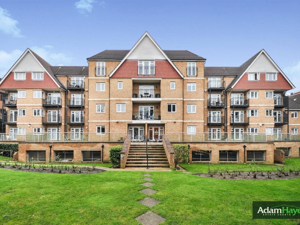 2 bed flat for sale in Hendon Lane, Finchley Central N3, £530,000