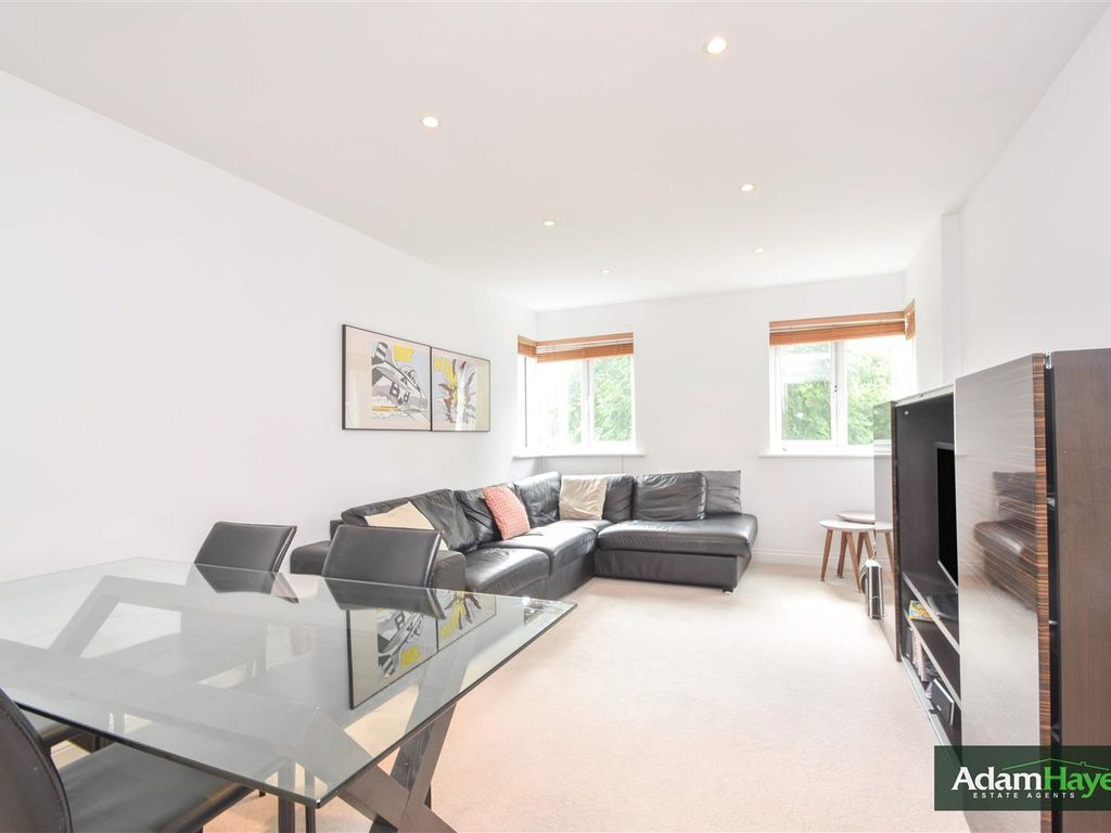 2 bed flat for sale in Hendon Lane, Finchley Central N3, £530,000