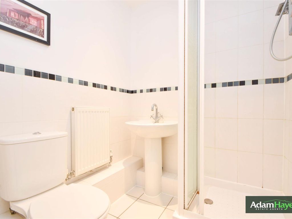 2 bed flat for sale in Hendon Lane, Finchley Central N3, £530,000