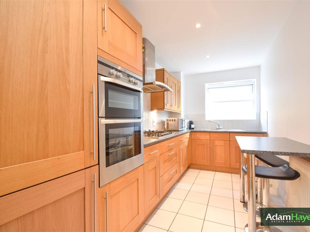 2 bed flat for sale in Hendon Lane, Finchley Central N3, £530,000