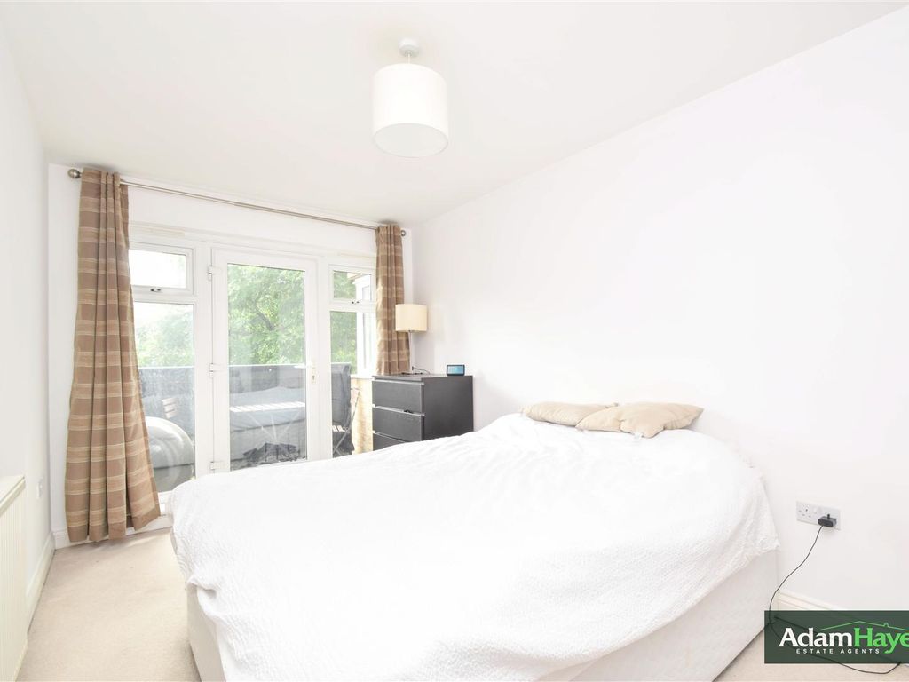 2 bed flat for sale in Hendon Lane, Finchley Central N3, £530,000