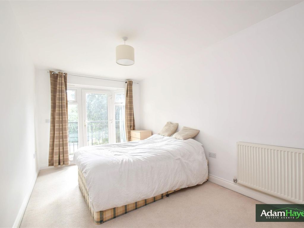 2 bed flat for sale in Hendon Lane, Finchley Central N3, £530,000