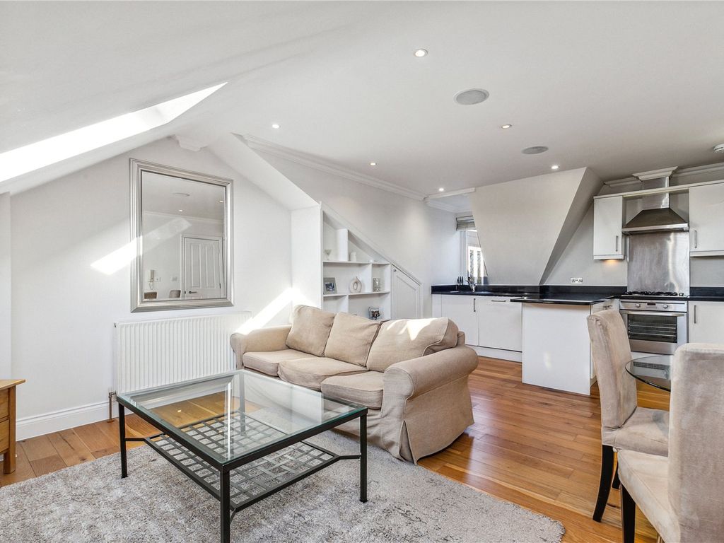 3 bed flat for sale in Balham Park Road, London SW12, £650,000
