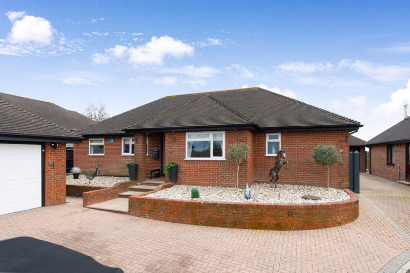 3 bed bungalow for sale in Duncliffe View, East Stour SP8, £575,000