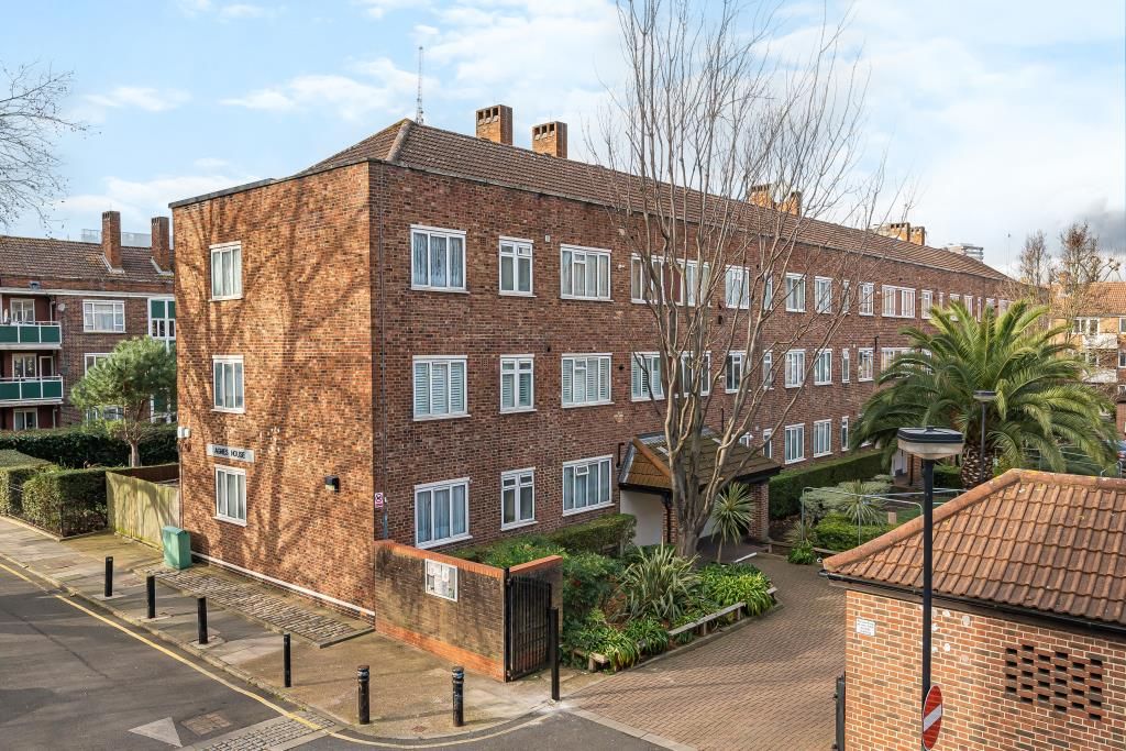 3 bed flat for sale in Henry Dickens Court, London W11, £650,000