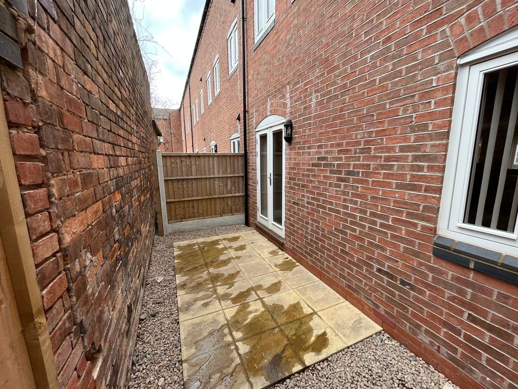 4 bed terraced house to rent in Church Street, Atherstone CV9, £985 pcm