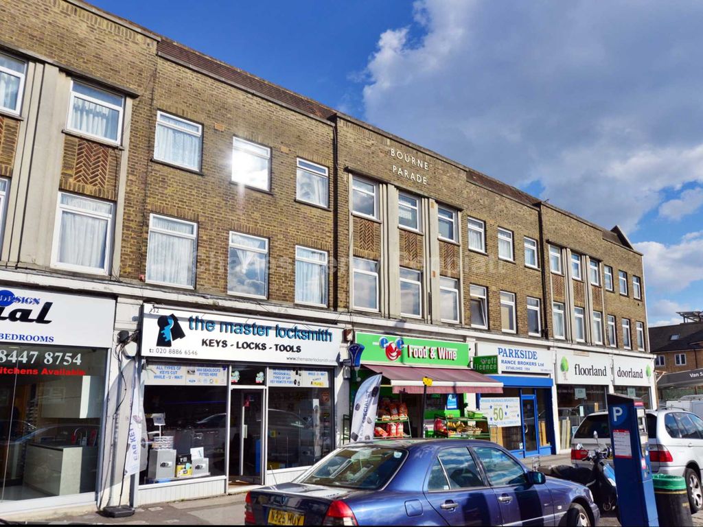 2 bed flat for sale in Green Lanes, London N13, £315,000