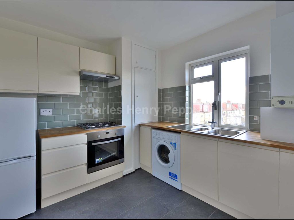 2 bed flat for sale in Green Lanes, London N13, £315,000