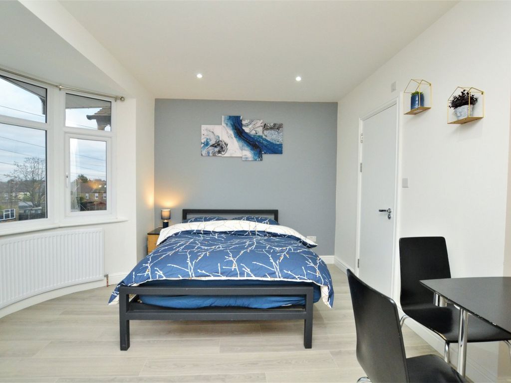 Room to rent in Wood Lane, Isleworth TW7, £1,250 pcm