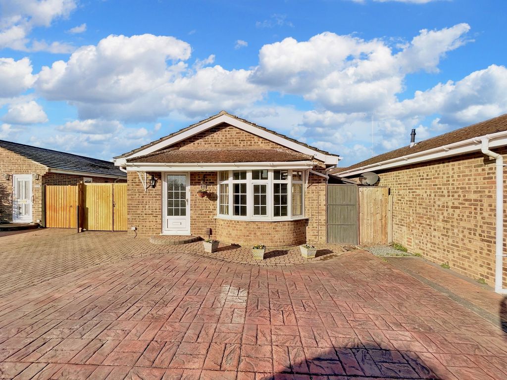 2 bed detached bungalow for sale in Argentan Close, Abingdon OX14, £360,000