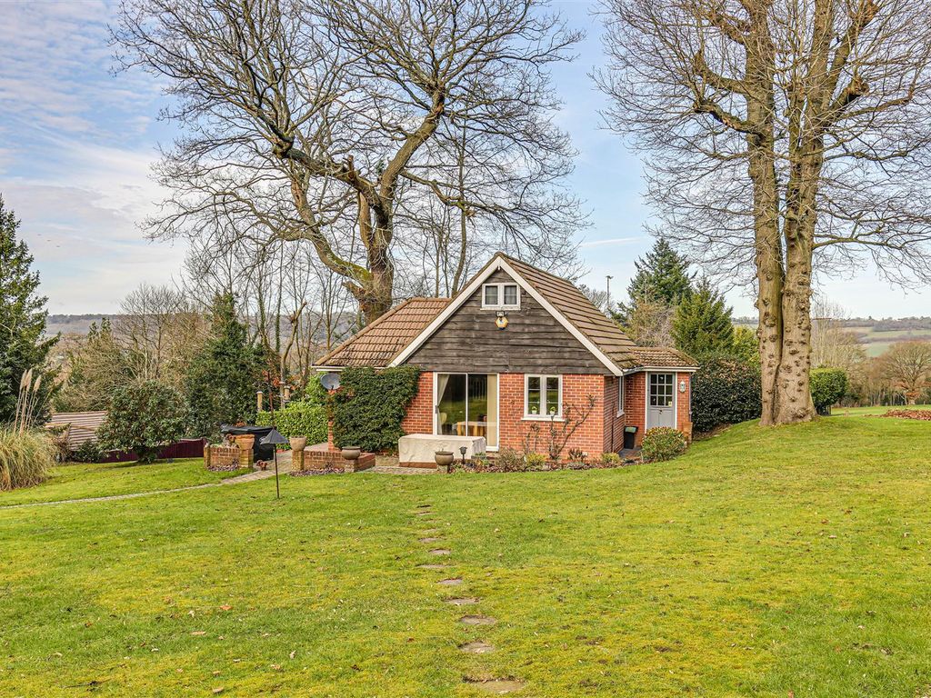 2 bed detached house for sale in Hosey Hill, Westerham TN16, £650,000