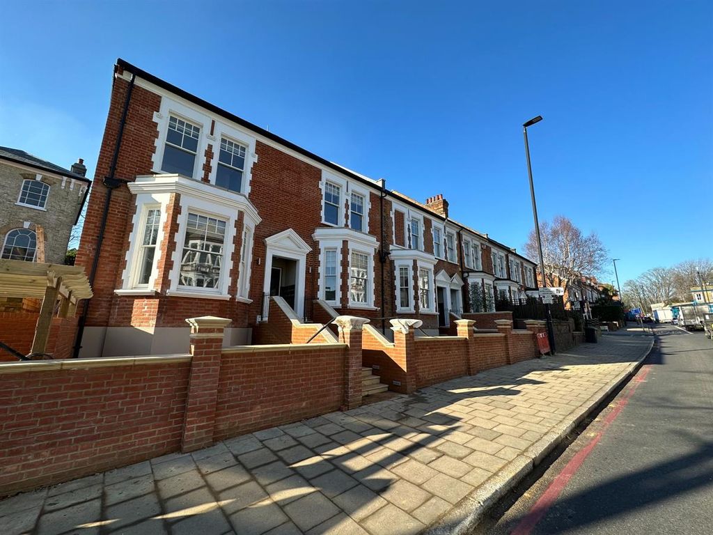 2 bed flat to rent in Archway Road, Highgate N6, £3,100 pcm