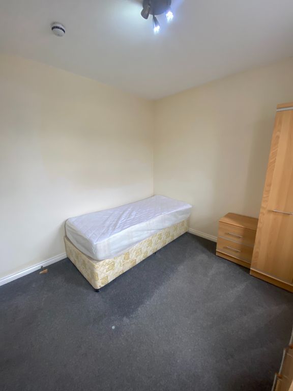 4 bed flat to rent in Donnybrook Court, Belfast BT9, £1,700 pcm