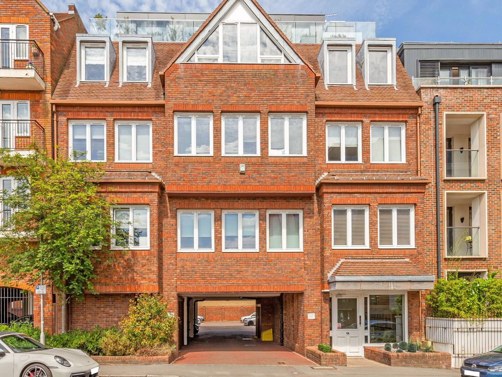 2 bed flat for sale in Station Road, Gerrards Cross SL9, £695,000