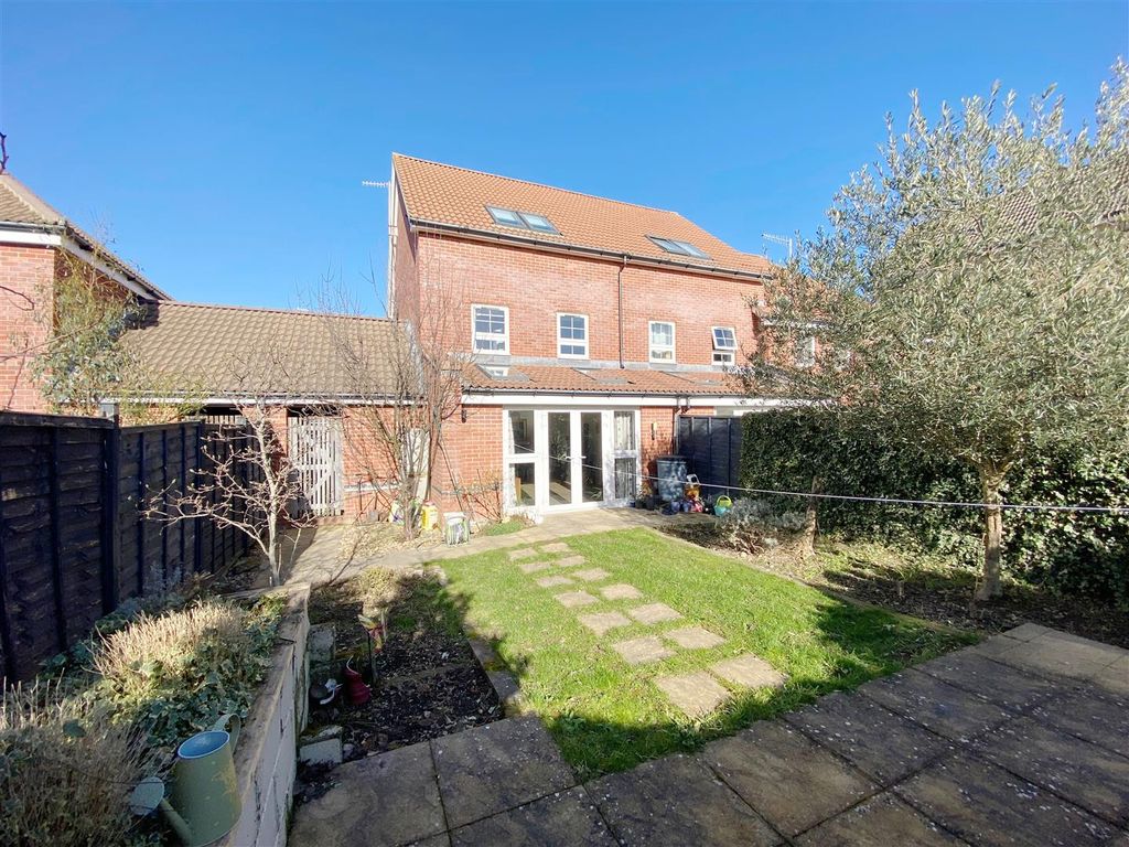 4 bed end terrace house for sale in Overton Road, Worthing BN13, £450,000