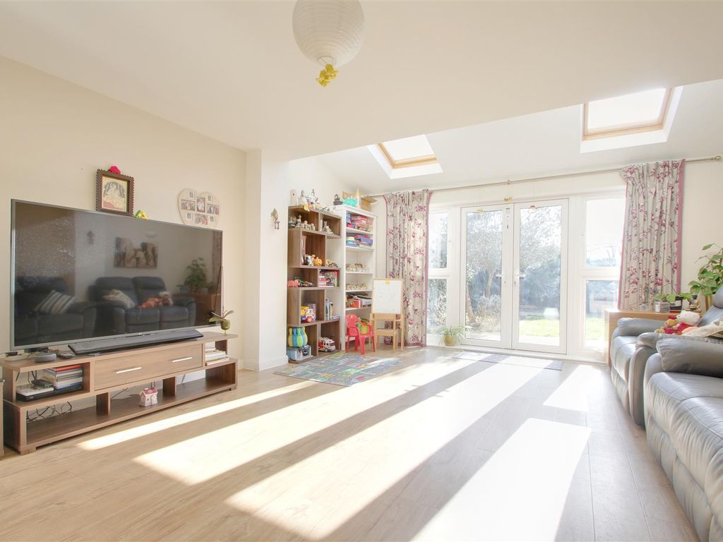 4 bed end terrace house for sale in Overton Road, Worthing BN13, £450,000