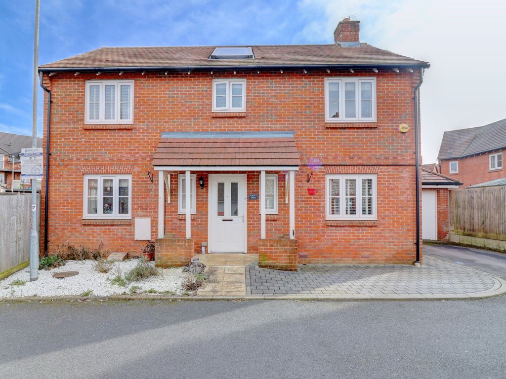 4 bed detached house for sale in Wellesbourne Crescent, High Wycombe, Buckinghamshire HP13, £625,000