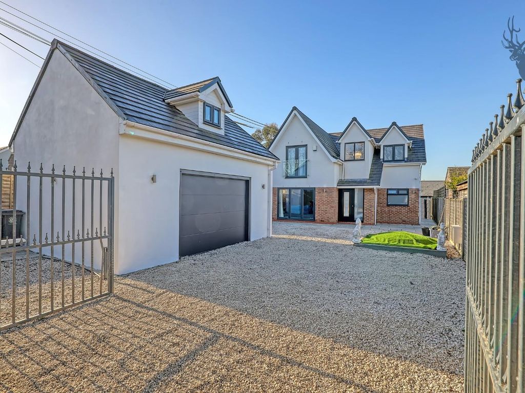 4 bed detached house for sale in Curtis Mill Lane, Navestock, Romford RM4, £700,000