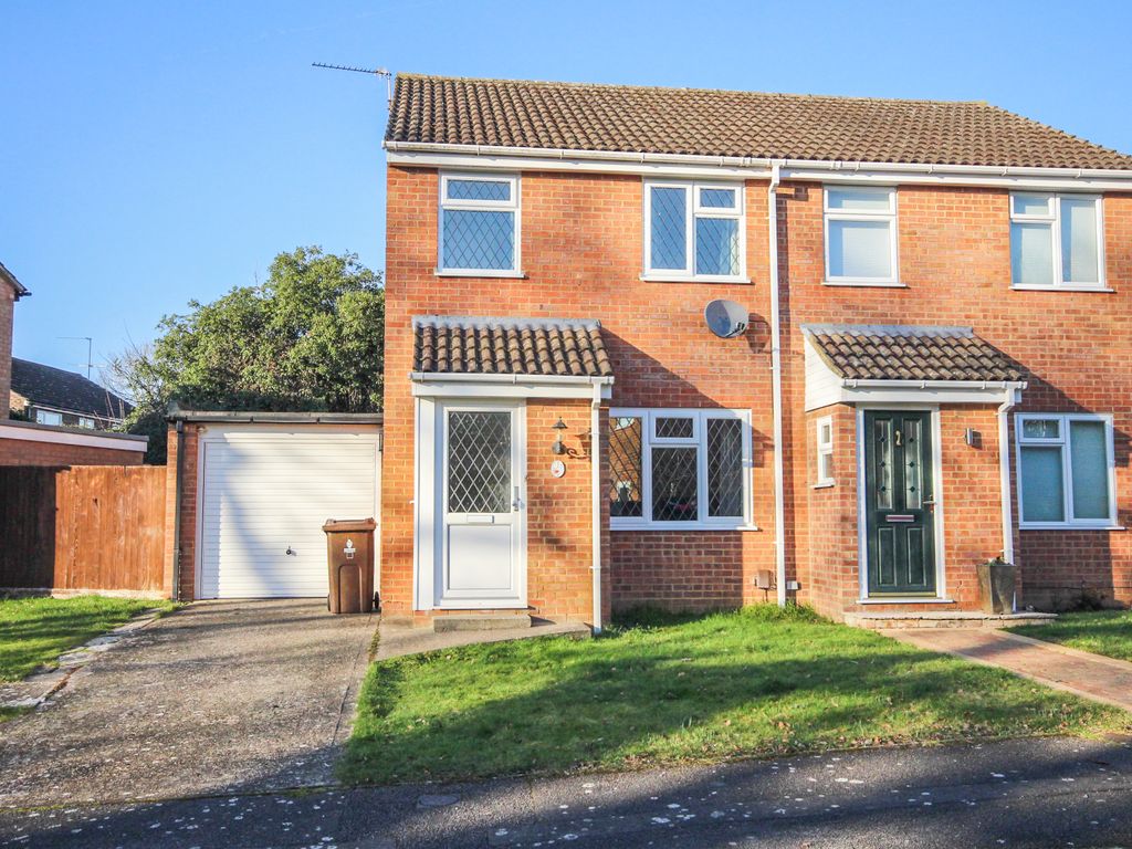 2 bed detached house to rent in Jupiter Way, Wokingham RG41, £1,750 pcm