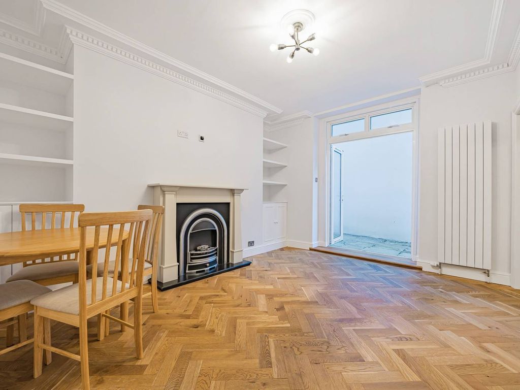 2 bed flat for sale in Queens Gate Place, South Kensington SW7, £775,000