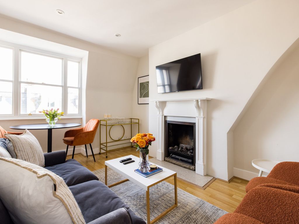 1 bed flat for sale in Munster Road, London SW6, £585,000