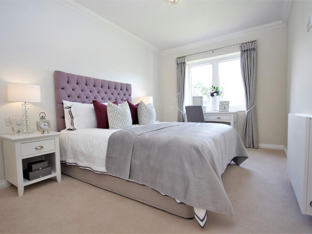 2 bed flat for sale in Beck Lodge, Botley Road, Park Gate SO31, £438,950