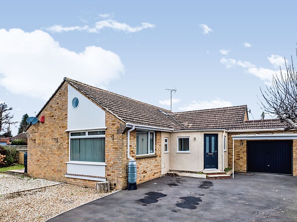 3 bed detached bungalow for sale in The Beeches, Lydiard Millicent, Swindon SN5, £530,000