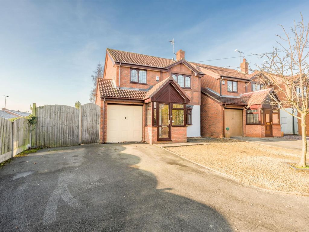 4 bed detached house for sale in Dudley Road, Wall Heath DY6, £400,000