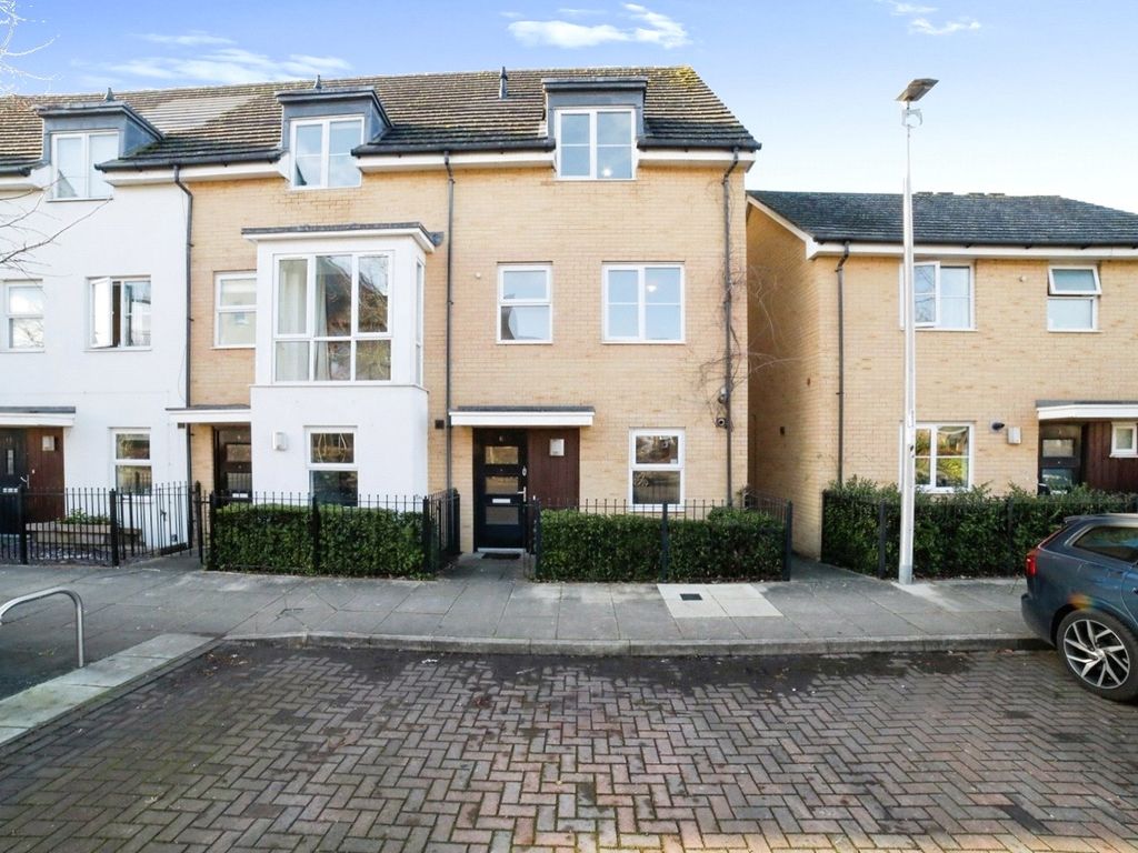 4 bed end terrace house for sale in Whale Avenue, Reading, Berkshire RG2, £425,000