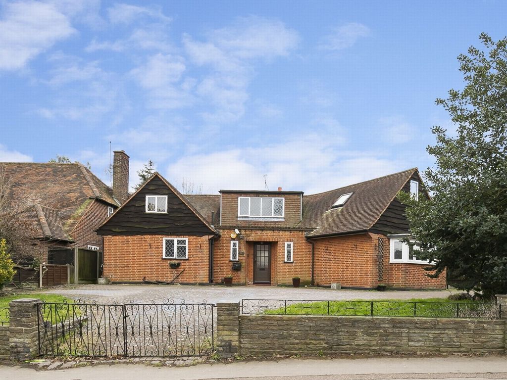 5 bed detached house for sale in Queens Road, Buckhurst Hill IG9, £1,035,000