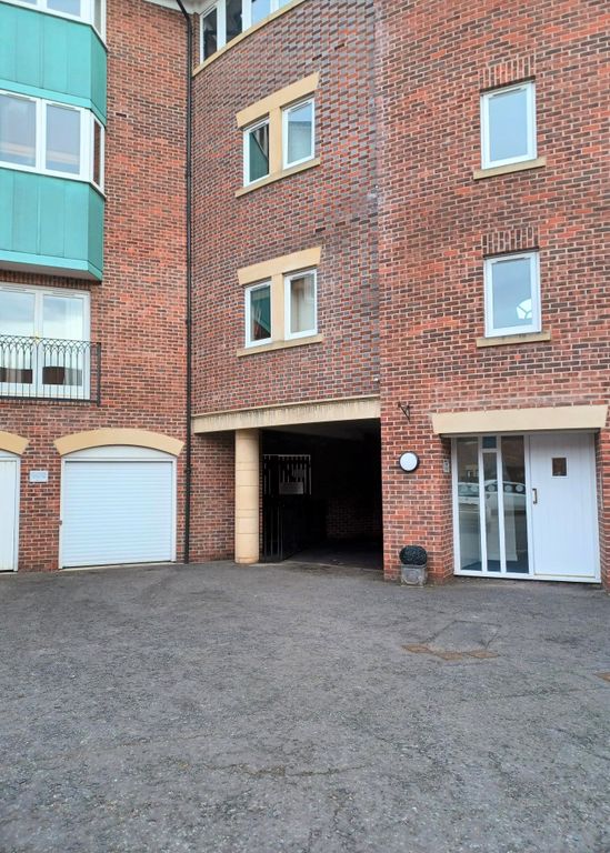 2 bed flat to rent in Brennus Place, Chester CH1, £975 pcm