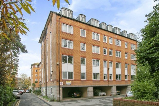 1 bed flat to rent in St. Peters Court, Bournemouth BH1, £800 pcm