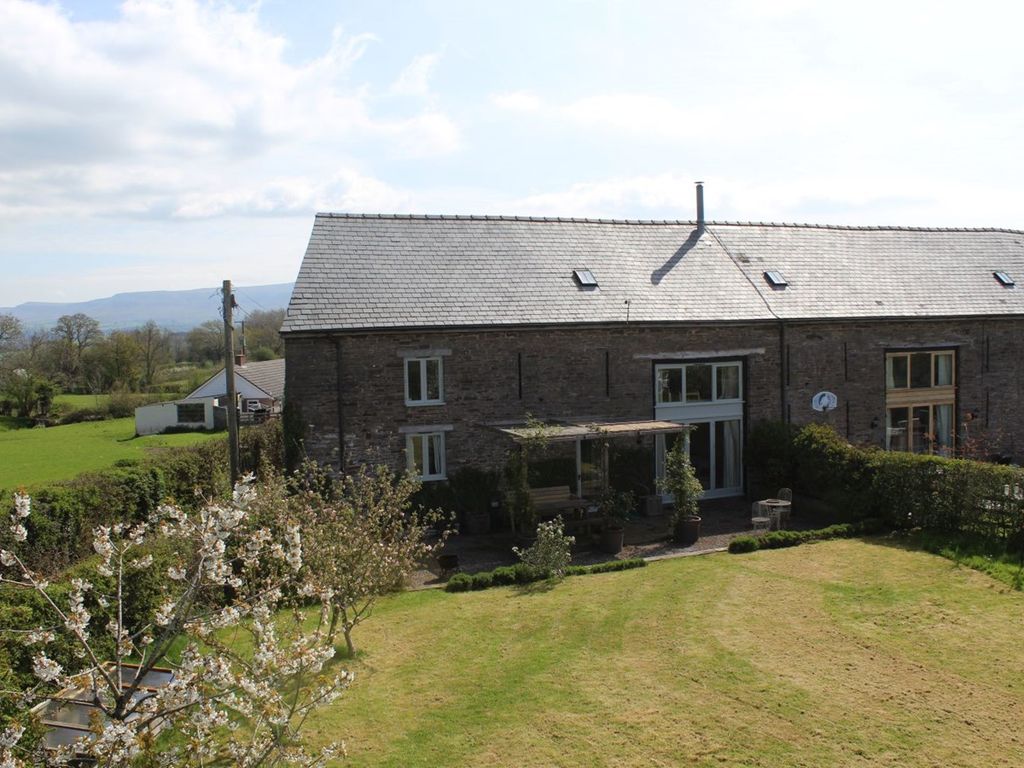 3 bed barn conversion for sale in Llanwern, Brecon LD3, £425,000