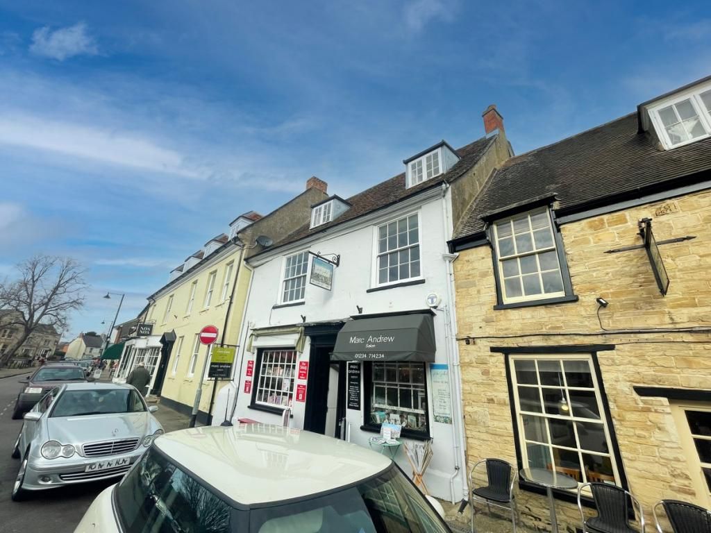 2 bed flat to rent in Market Place, Olney MK46, £1,100 pcm