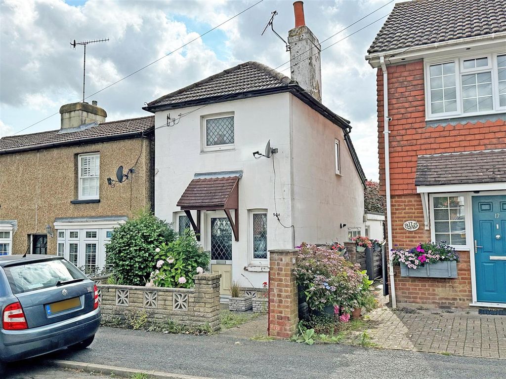 2 bed detached house for sale in Lower Road, Redhill RH1, £350,000