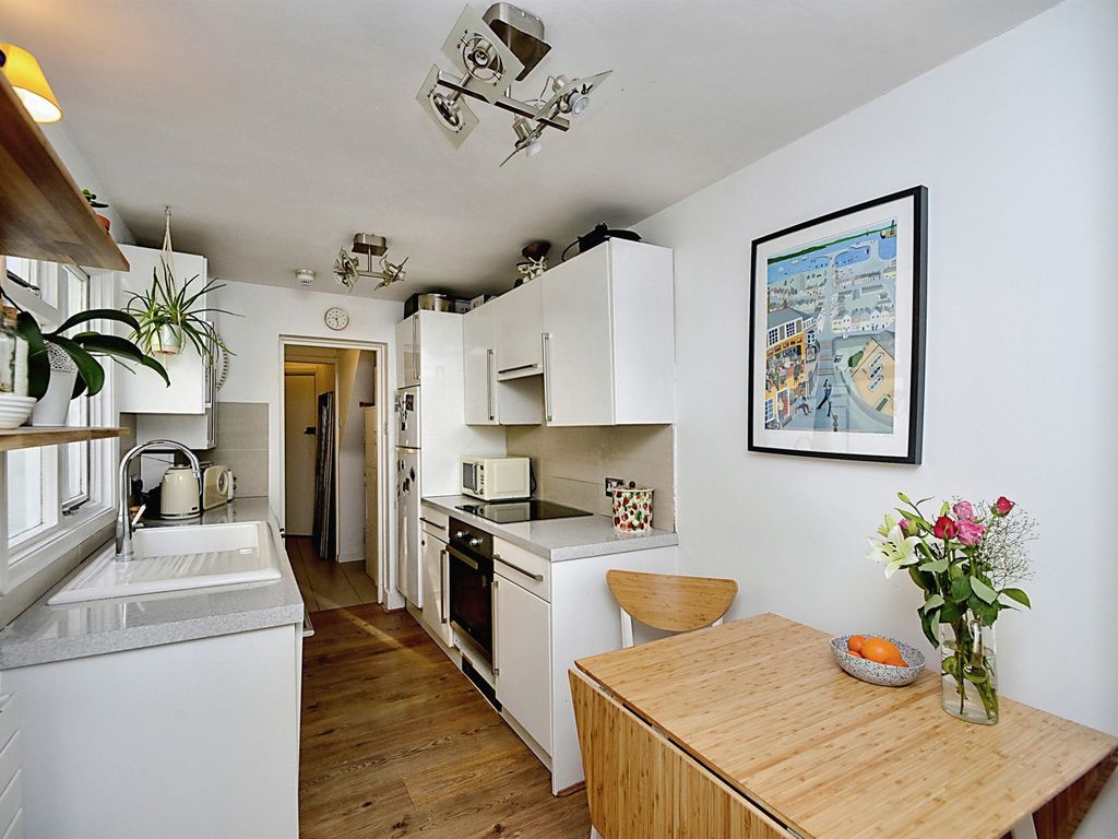 2 bed flat for sale in Devonshire Place, Brighton BN2, £340,000