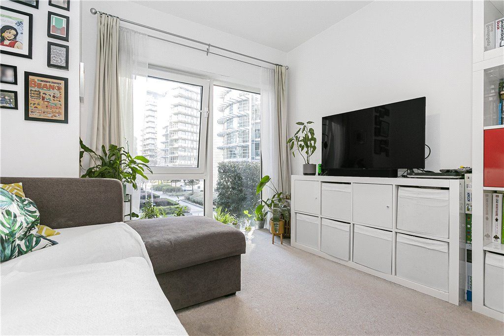 2 bed flat for sale in Juniper Drive, London SW18, £525,000