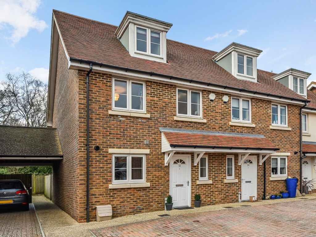 4 bed end terrace house for sale in Hunters Place, Hindhead, Surrey GU26, £415,000