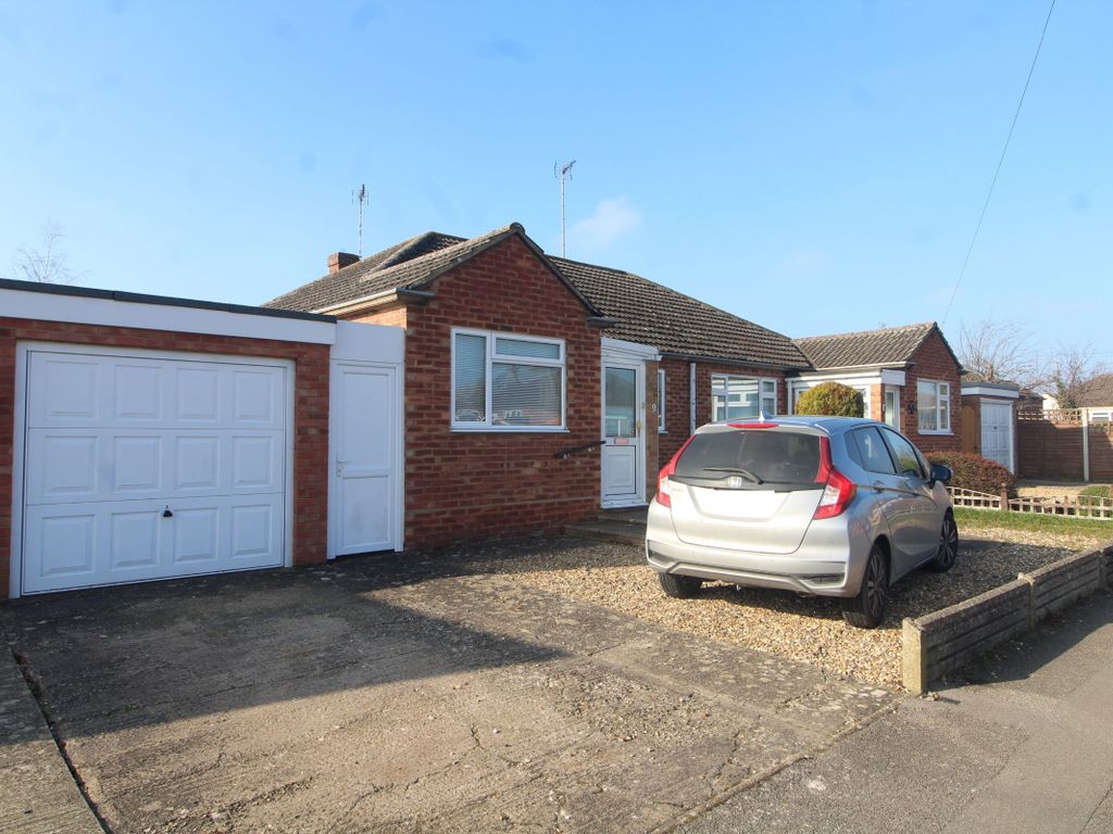 3 bed bungalow for sale in Fox Gate, Newport Pagnell MK16, £350,000