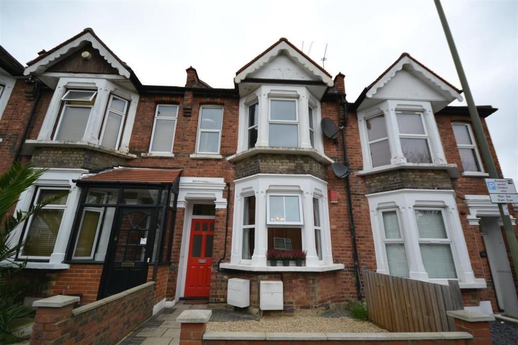 3 bed flat for sale in Stanhope Road, London N12, £665,000