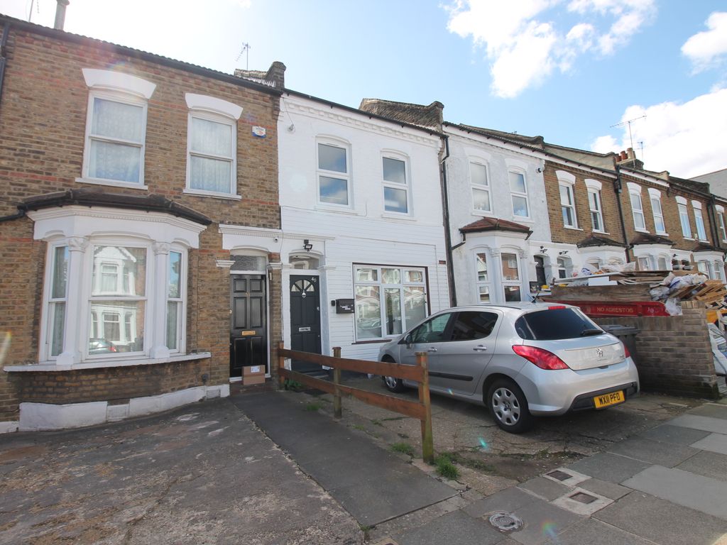 3 bed flat for sale in Stanhope Road, London N12, £625,000