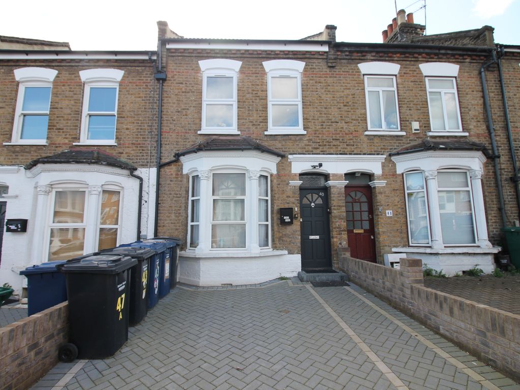 3 bed flat for sale in Stanhope Road, London N12, £625,000