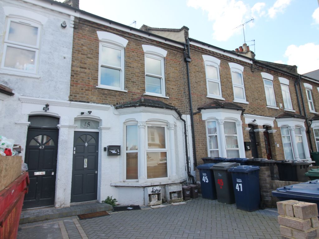 2 bed flat for sale in Stanhope Road, London N12, £550,000