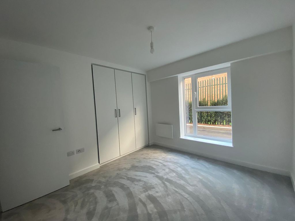 1 bed flat for sale in Beaufort Square, London NW9, £370,000