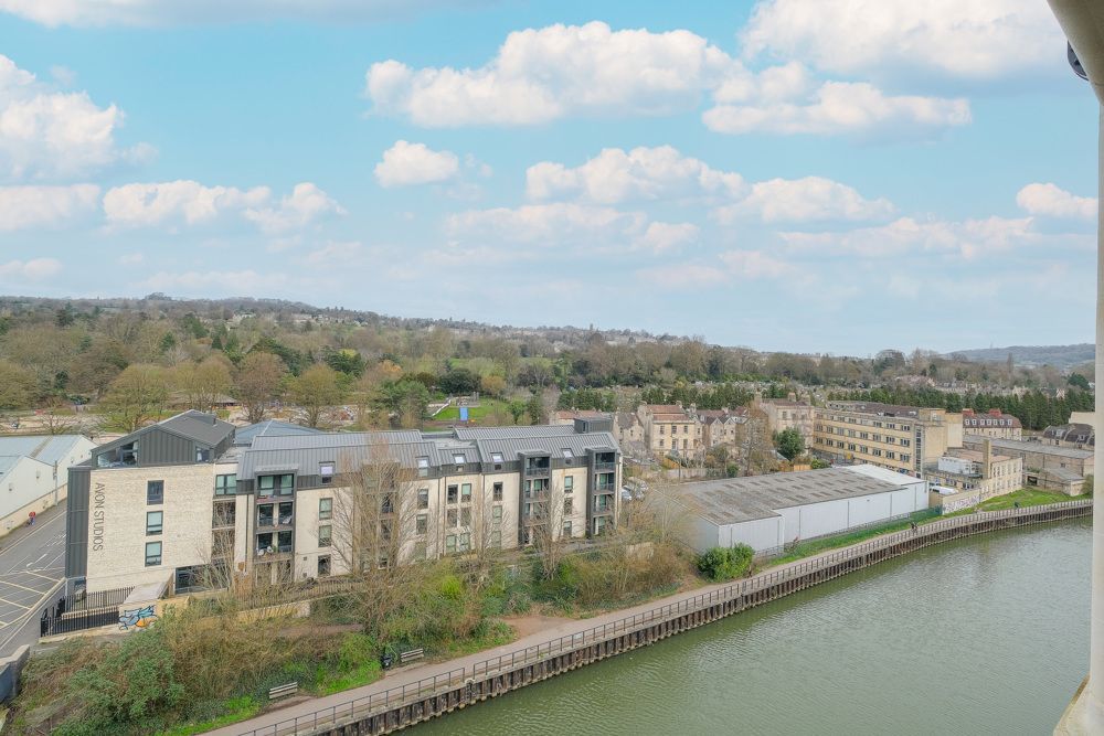 2 bed flat to rent in Sovereign Point, Midland Road, Bath BA2, £2,350 pcm
