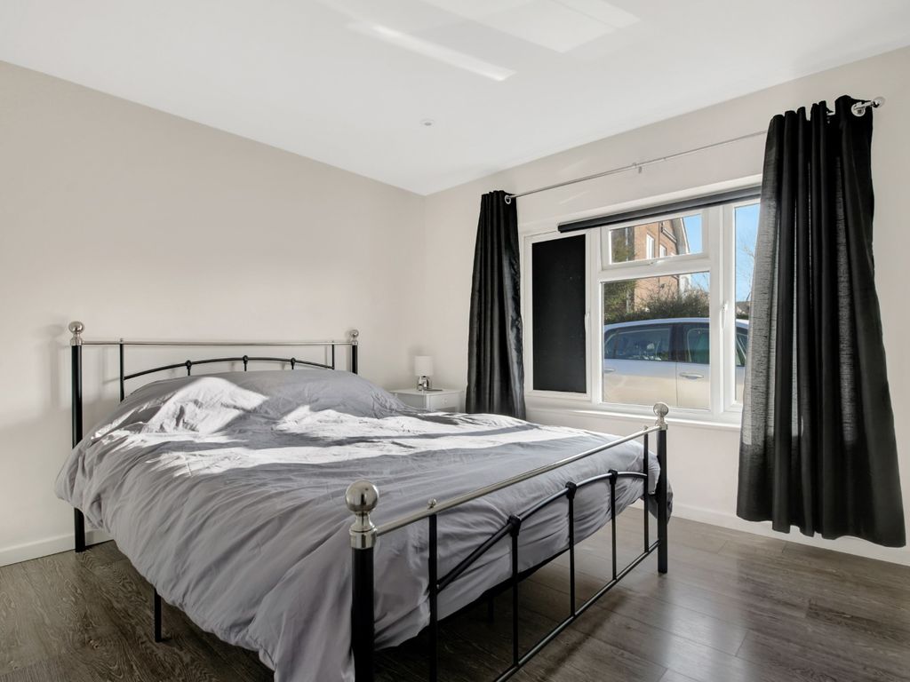 4 bed bungalow for sale in Leeway Avenue, Great Shelford, Cambridge CB22, £695,000