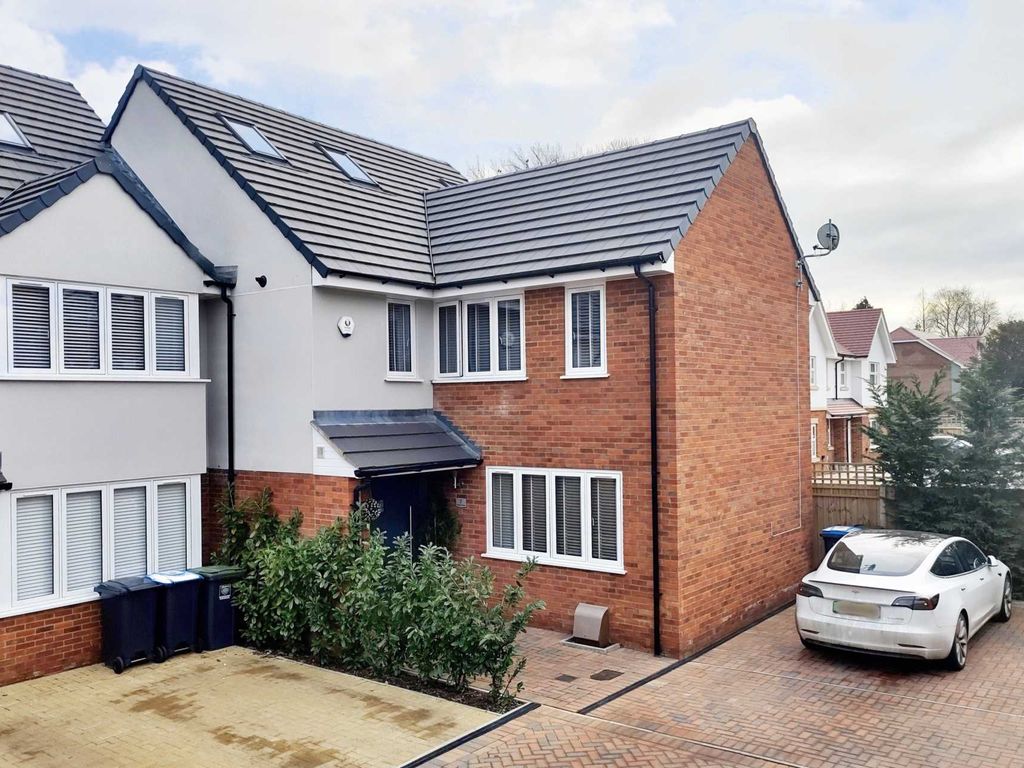 4 bed property for sale in Newman Close, Bovingdon HP3, £700,000